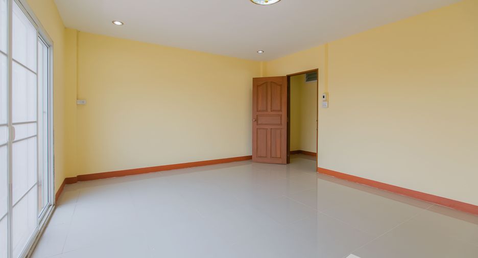 For sale 4 bed townhouse in Mueang Phrae, Phrae