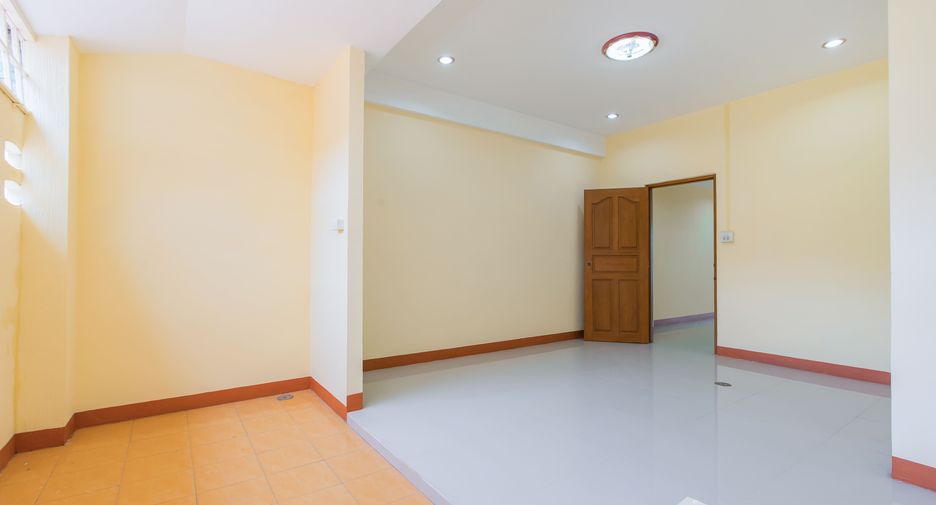 For sale 4 bed townhouse in Mueang Phrae, Phrae