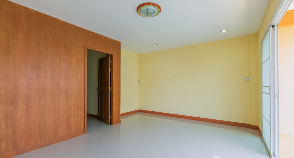 For sale 4 bed townhouse in Mueang Phrae, Phrae