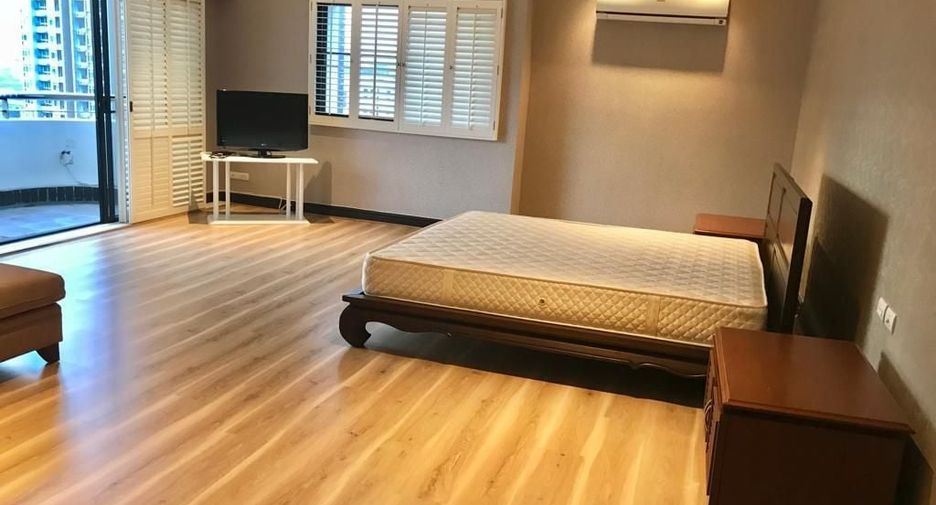 For rent 4 bed condo in Watthana, Bangkok