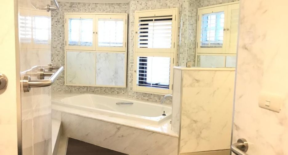 For rent 4 bed condo in Watthana, Bangkok