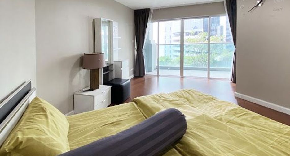 For rent 3 bed condo in Huai Khwang, Bangkok