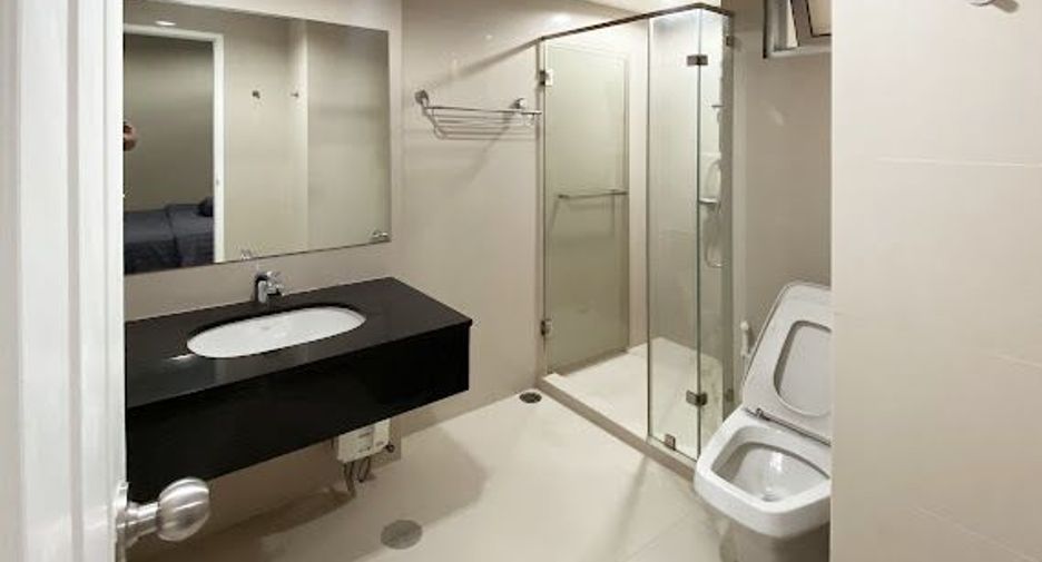 For rent 3 bed condo in Huai Khwang, Bangkok