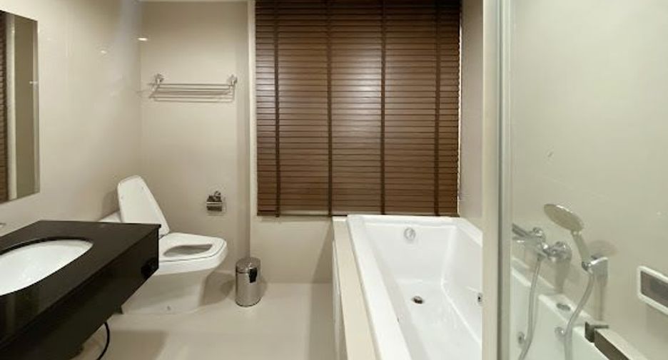 For rent 3 bed condo in Huai Khwang, Bangkok