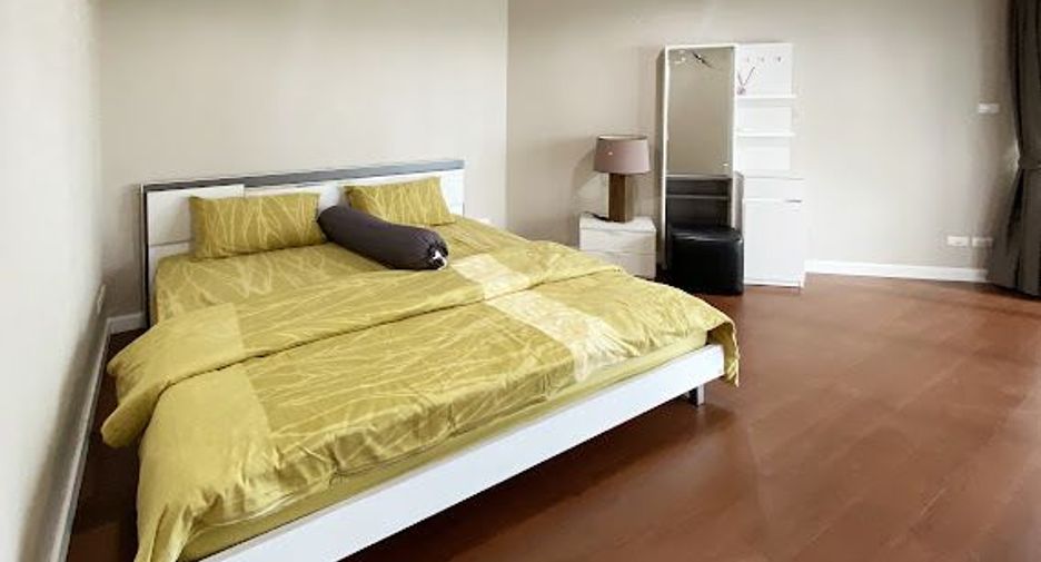 For rent 3 bed condo in Huai Khwang, Bangkok
