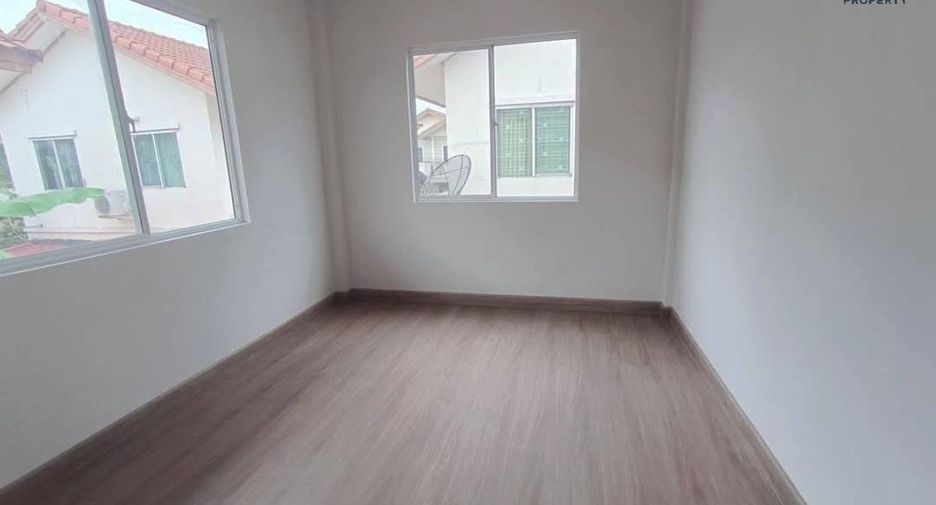 For sale 3 bed townhouse in Lam Luk Ka, Pathum Thani