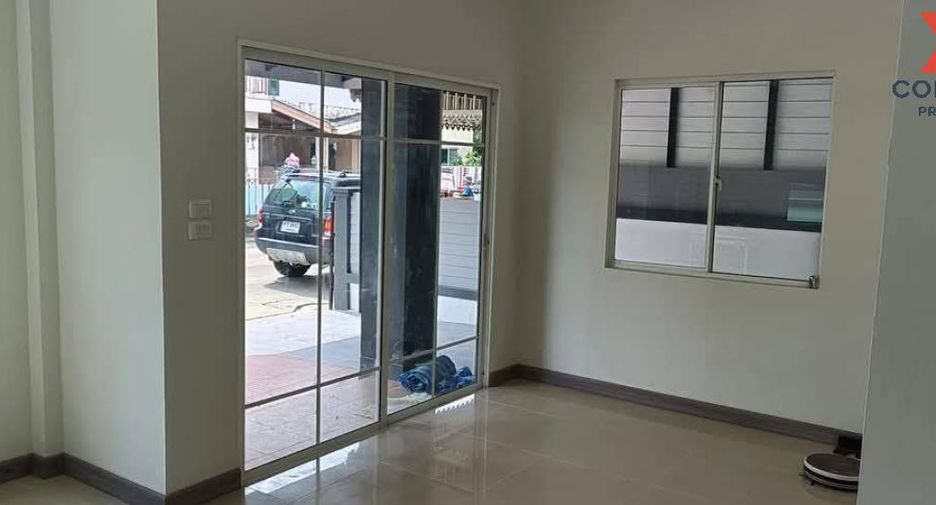 For sale 3 bed townhouse in Lam Luk Ka, Pathum Thani