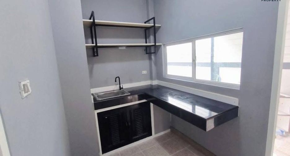 For sale 3 bed townhouse in Lam Luk Ka, Pathum Thani