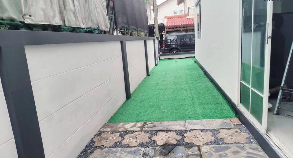 For sale 3 bed townhouse in Lam Luk Ka, Pathum Thani