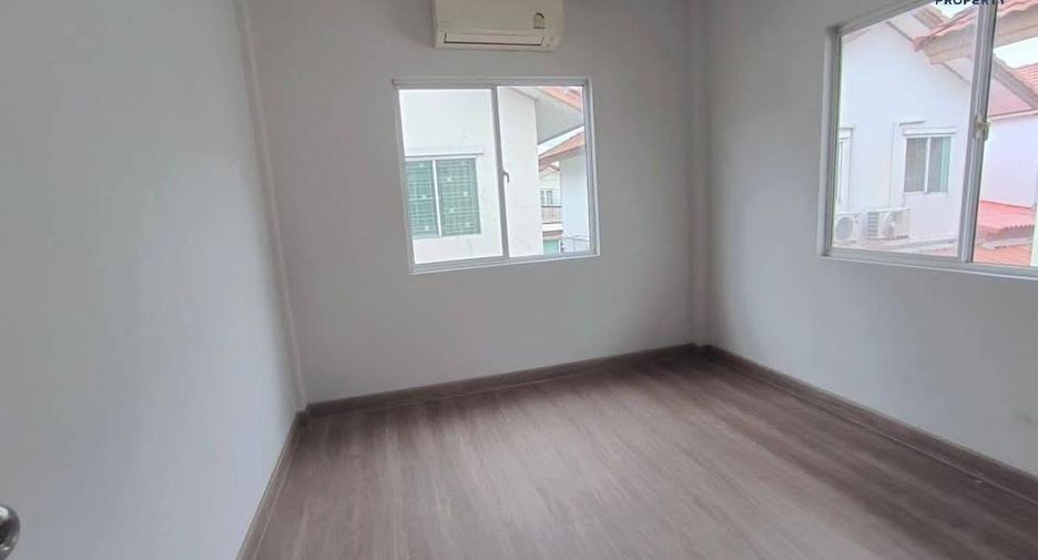 For sale 3 bed townhouse in Lam Luk Ka, Pathum Thani