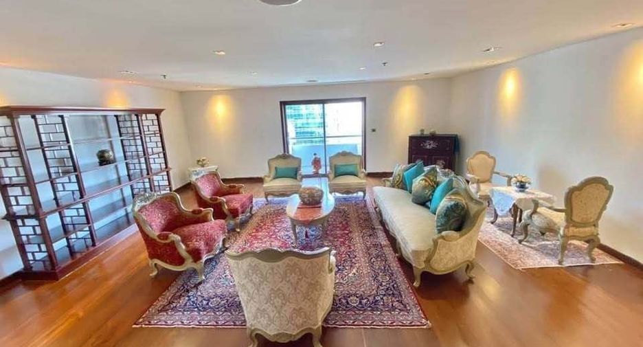 For rent 3 bed condo in Watthana, Bangkok