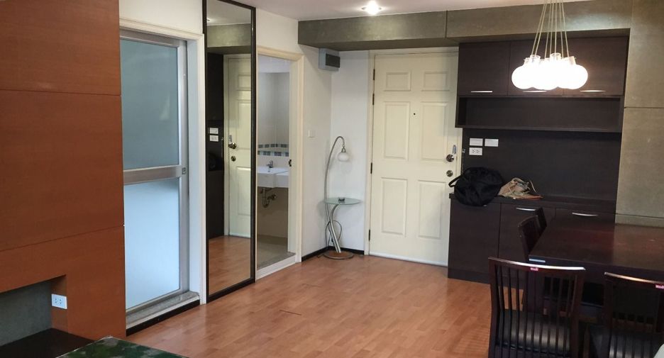 For rent 2 bed condo in Huai Khwang, Bangkok