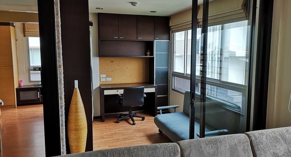 For rent 2 bed condo in Huai Khwang, Bangkok
