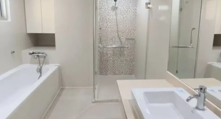 For rent 2 bedrooms condo in Pathum Wan, Bangkok