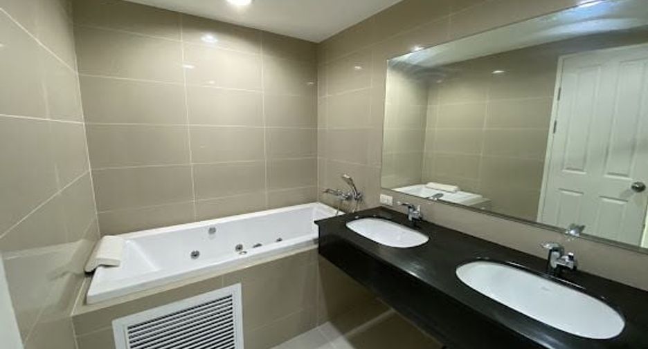 For rent 5 bed condo in Huai Khwang, Bangkok