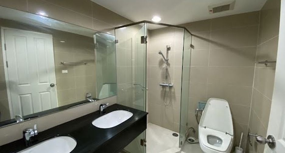 For rent 5 bed condo in Huai Khwang, Bangkok
