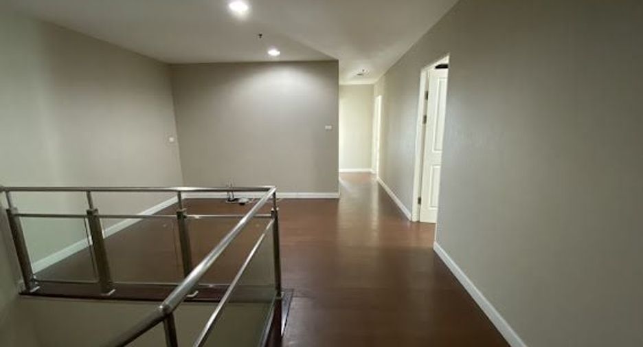 For rent 5 bed condo in Huai Khwang, Bangkok