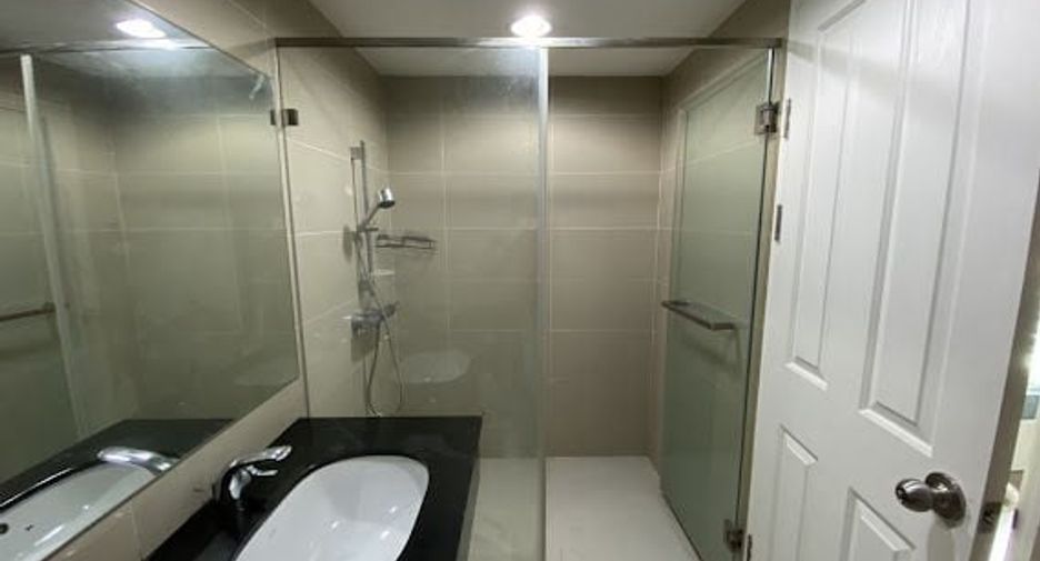 For rent 5 bed condo in Huai Khwang, Bangkok