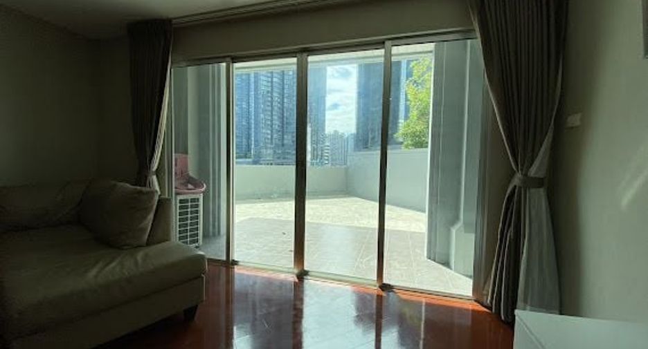 For rent 5 bed condo in Huai Khwang, Bangkok
