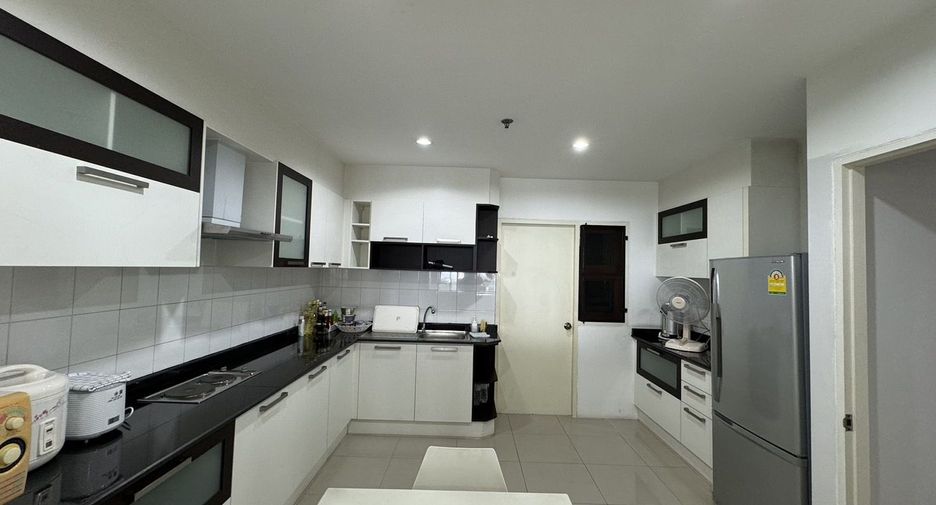 For rent 3 bed condo in Mueang Nonthaburi, Nonthaburi