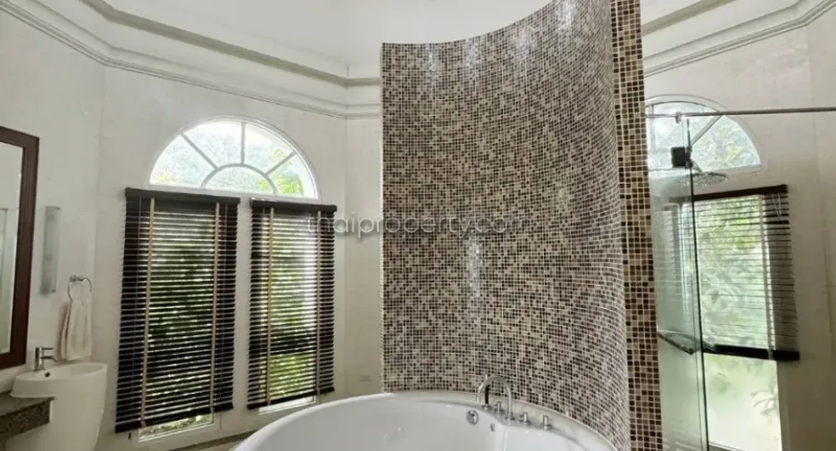 For rent and for sale 4 bedrooms house in Bang Lamung, Chonburi