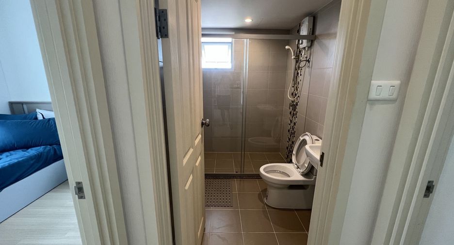 For rent 2 bed condo in Huai Khwang, Bangkok