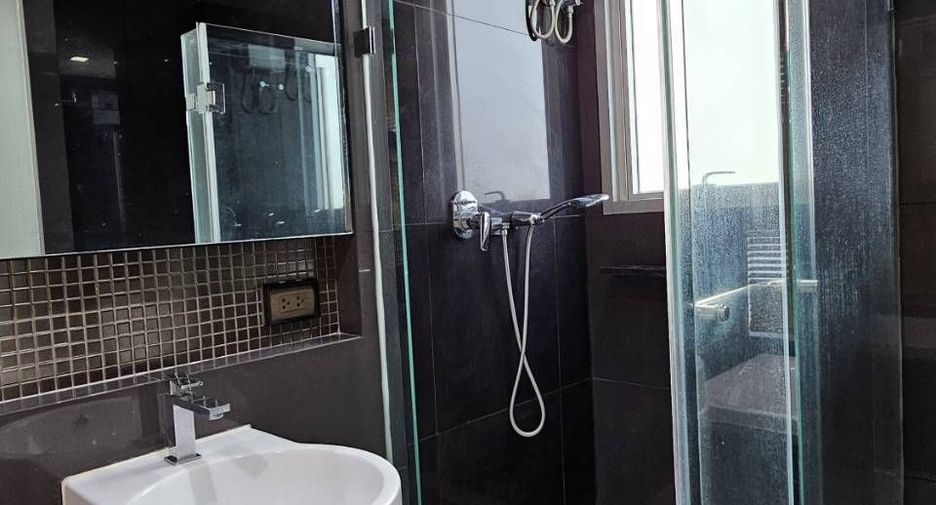 For sale 2 bed condo in Phaya Thai, Bangkok