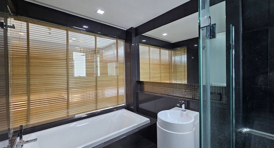 For sale 2 bed condo in Phaya Thai, Bangkok