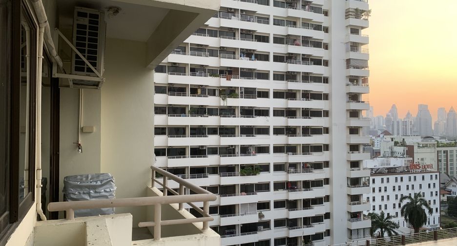 For rent studio condo in Khlong Toei, Bangkok