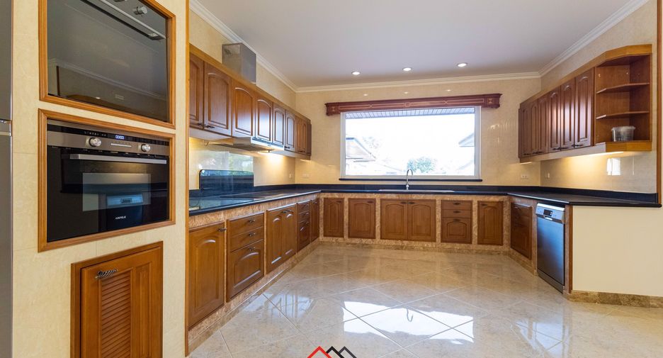 For sale 5 bedrooms house in Sattahip, Chonburi