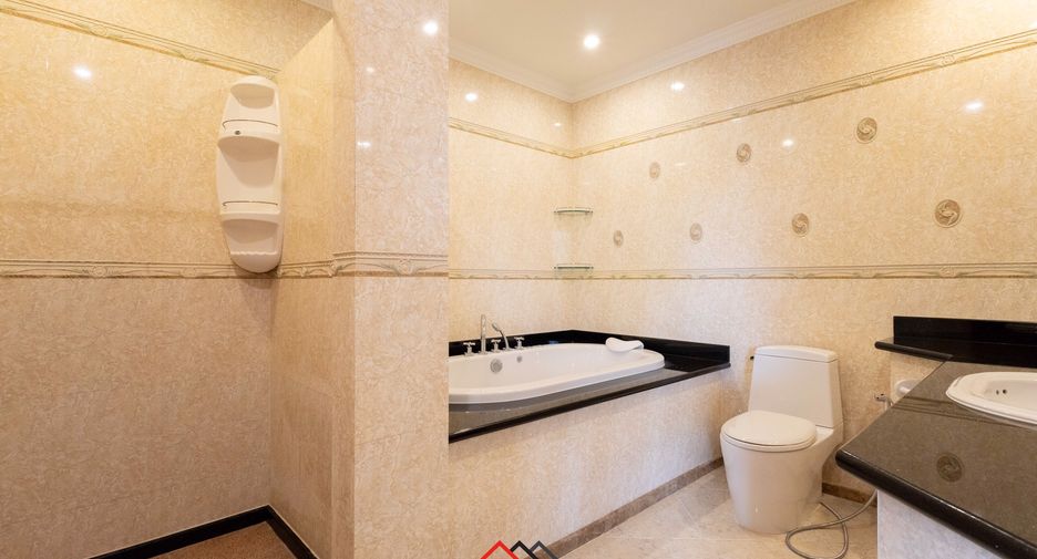 For sale 5 bedrooms house in Sattahip, Chonburi