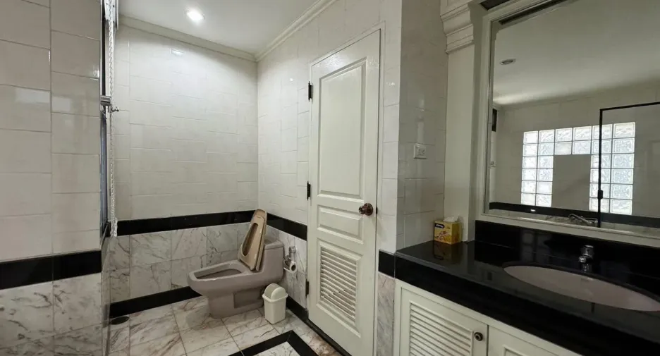 For rent 3 bed condo in Mueang Nonthaburi, Nonthaburi
