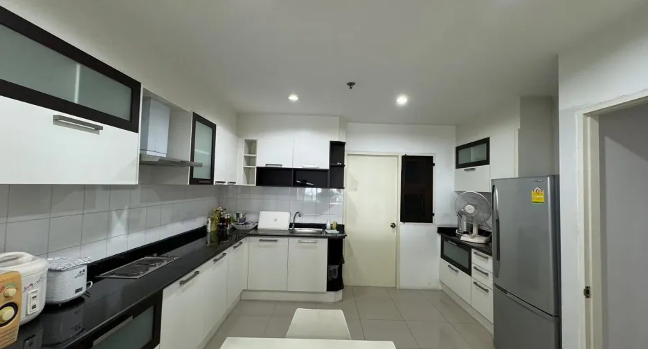 For rent 3 bed condo in Mueang Nonthaburi, Nonthaburi