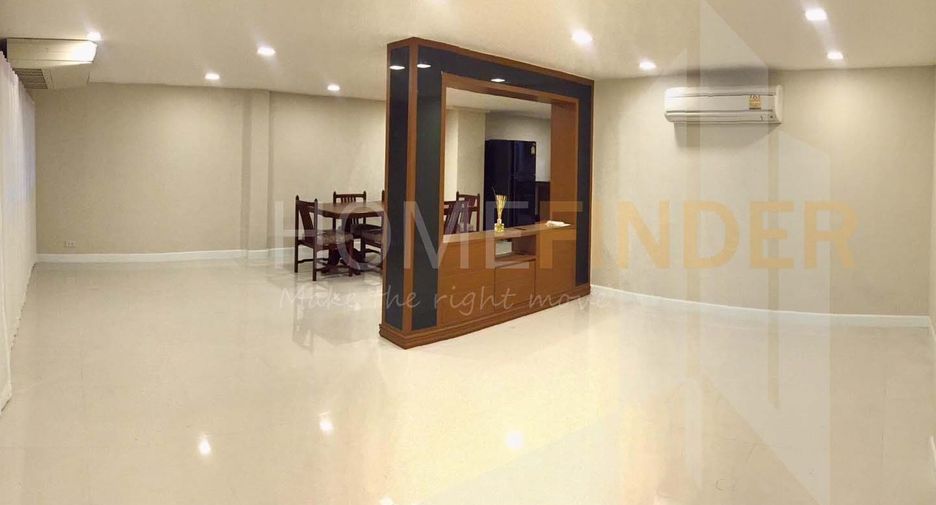 For rent 3 bed house in Watthana, Bangkok