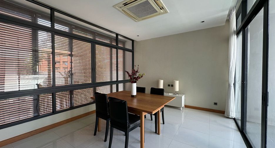 For rent 4 Beds house in Huai Khwang, Bangkok