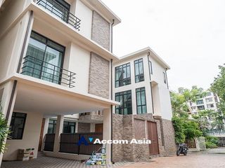 For rent 4 Beds house in Khlong Toei, Bangkok