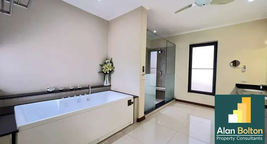 For rent and for sale 4 bedrooms house in Bang Lamung, Chonburi