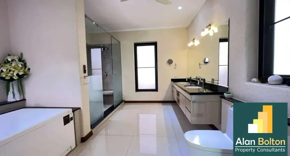 For rent and for sale 4 bedrooms house in Bang Lamung, Chonburi
