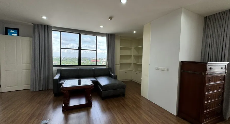 For rent 3 bed condo in Mueang Nonthaburi, Nonthaburi