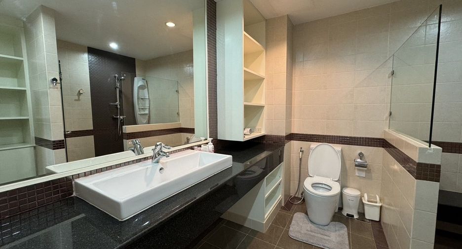 For rent 3 bed condo in Mueang Nonthaburi, Nonthaburi
