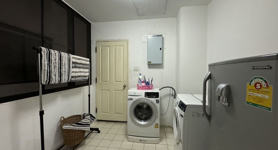 For rent 3 bed condo in Mueang Nonthaburi, Nonthaburi