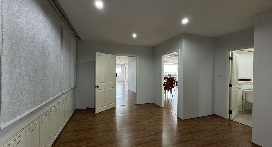 For rent 3 bed condo in Mueang Nonthaburi, Nonthaburi