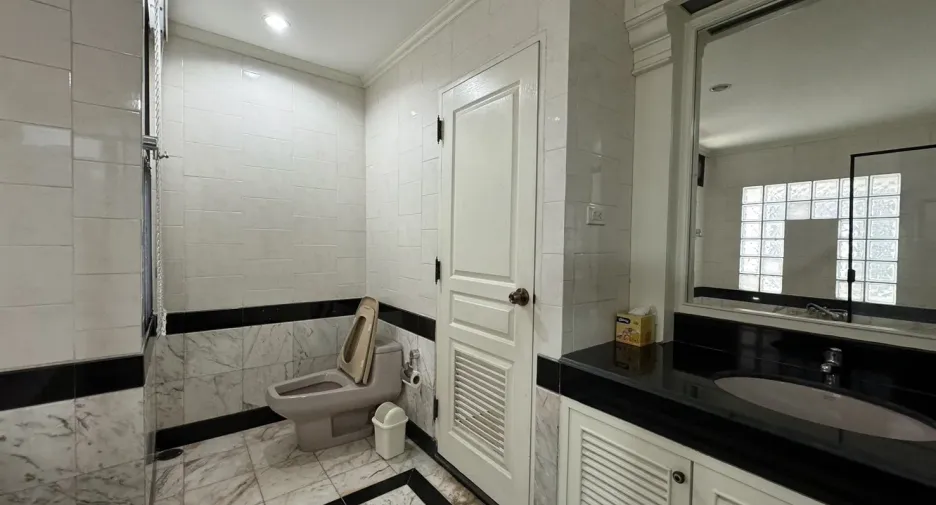 For rent 3 bed condo in Mueang Nonthaburi, Nonthaburi