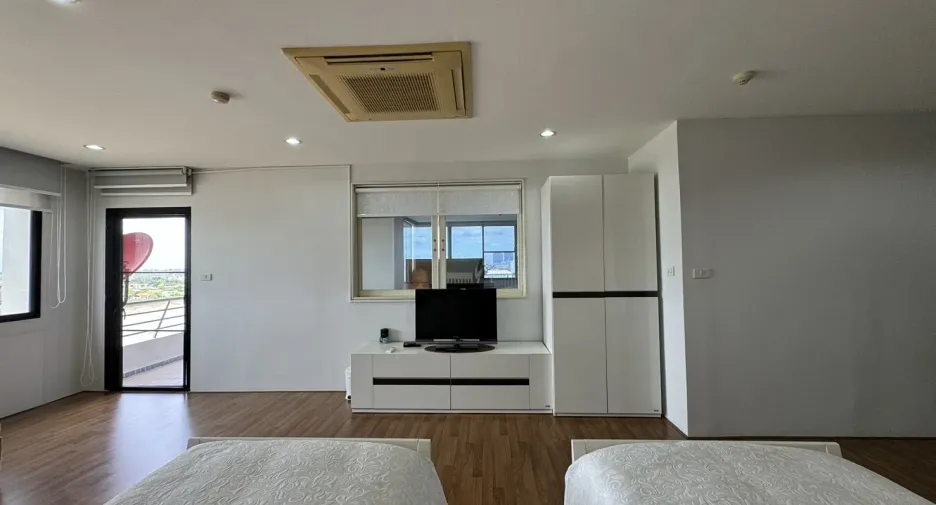 For rent 3 bed condo in Mueang Nonthaburi, Nonthaburi