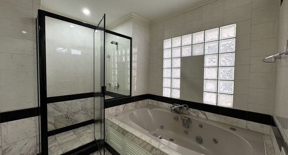 For rent 3 bed condo in Mueang Nonthaburi, Nonthaburi
