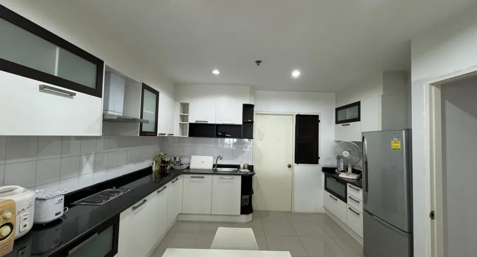 For rent 3 bed condo in Mueang Nonthaburi, Nonthaburi