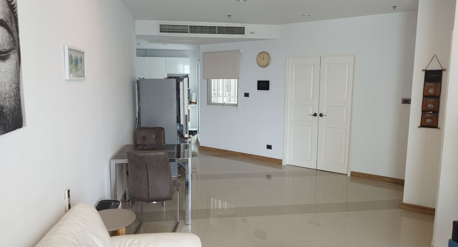 For rent 2 bed condo in Huai Khwang, Bangkok
