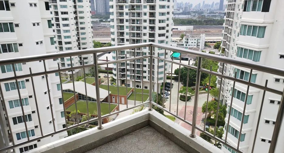 For rent 2 bed condo in Huai Khwang, Bangkok
