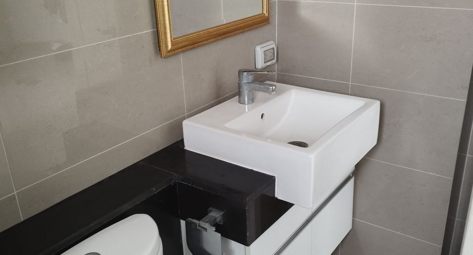 For rent 2 bed condo in Huai Khwang, Bangkok