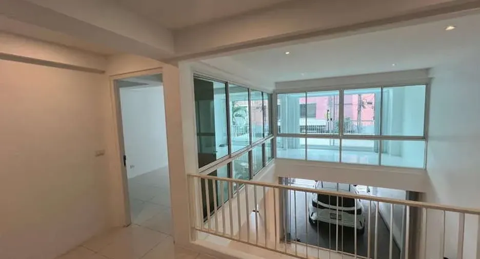 For rent 2 bedrooms office in Watthana, Bangkok